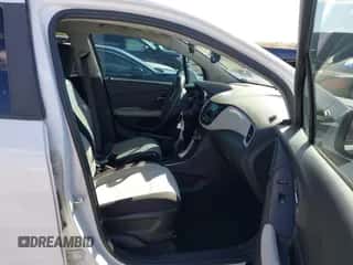 2020 Chevrolet Trax LS z VIN 3GNCJNSB0LL168130, wystawiony jako IAAI lot #43455869 z przebiegiem 99 449 mil mil oraz . Historia ofert i sprzedaży dostępna na DreamBid. Obrazek 1.