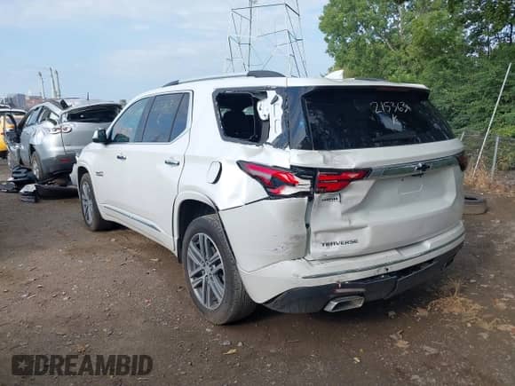 2023 Chevrolet Traverse High Country z VIN 1GNERNKW5PJ215363, wystawiony jako IAAI lot #43004510 z przebiegiem 39 265 mil mil oraz . Historia ofert i sprzedaży dostępna na DreamBid. Obrazek 3.