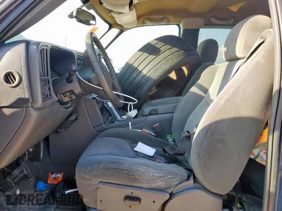 2004 Chevrolet Silverado 1500 LS с VIN 2GCEC19T841356903, выставлен на аукционе Copart как лот 82224295 с пробегом 257 310 миль миль и Списание • Salvage title. История ставок и продаж доступна на DreamBid. Изображение 7.