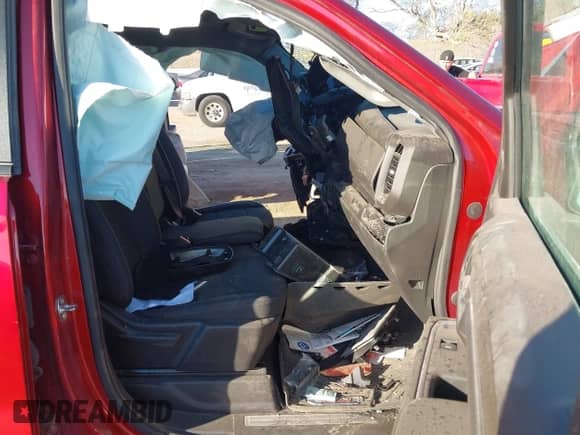 2024 Chevrolet Silverado 1500 LT z VIN 1GCUDDED7RZ111954, wystawiony jako IAAI lot #40665380 z przebiegiem Nie podano mil oraz . Historia ofert i sprzedaży dostępna na DreamBid. Obrazek 5.