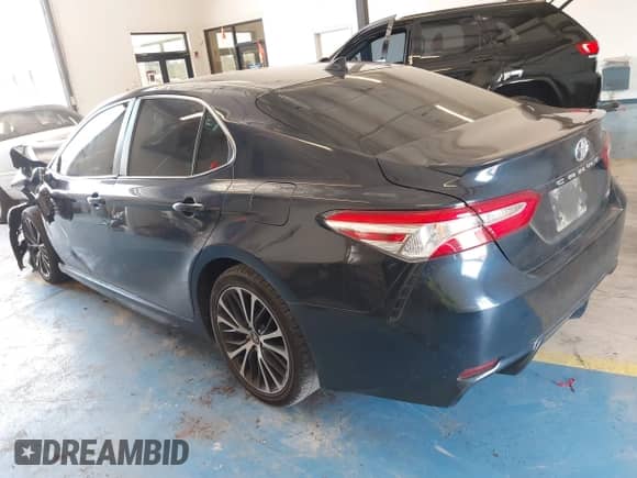 2020 Toyota Camry SE z VIN 4T1G11AK8LU870945, wystawiony jako IAAI lot #42890973 z przebiegiem 134 048 mil mil oraz . Historia ofert i sprzedaży dostępna na DreamBid. Obrazek 3.