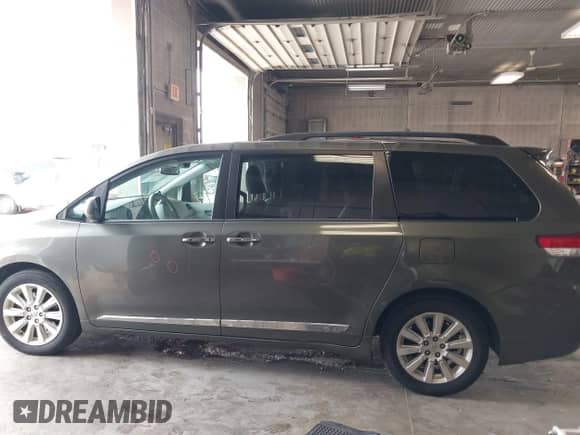 2013 Toyota Sienna XLE с VIN 5TDDK3DC9DS061903, выставлен на аукционе IAAI как лот 42067873 с пробегом 166 341 миль миль и . История ставок и продаж доступна на DreamBid. Изображение 15.