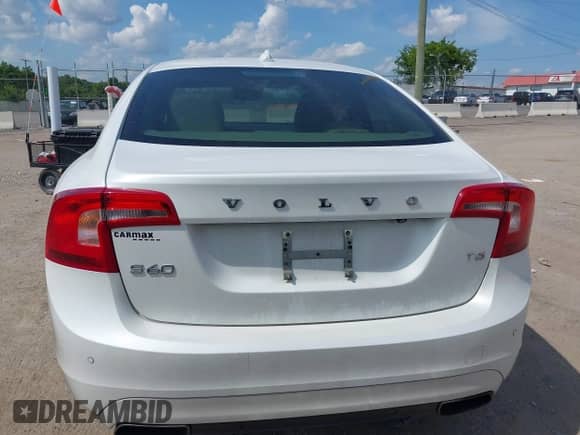 2016 Volvo S60 T5 Drive-E Premier z VIN YV126MFK3G2392567, wystawiony jako IAAI lot #42731679 z przebiegiem 91 321 mil mil oraz . Historia ofert i sprzedaży dostępna na DreamBid. Obrazek 16.