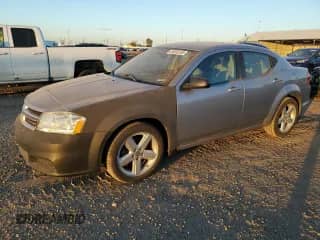 2013 Dodge Avenger SE z VIN 1C3CDZAB3DN607481, wystawiony jako Copart lot #86550355 z przebiegiem 182 902 mil mil oraz Czysty tytuł • Clean title. Historia ofert i sprzedaży dostępna na DreamBid. Obrazek 1.