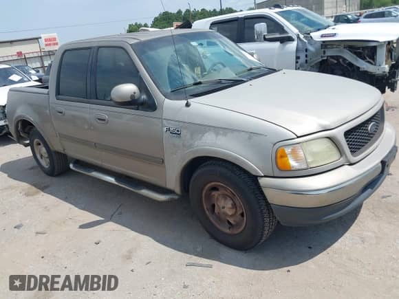 2002 Ford F-150 XLT z VIN 1FTRW076X2KB62595, wystawiony jako IAAI lot #43058055 z przebiegiem 258 708 mil mil oraz . Historia ofert i sprzedaży dostępna na DreamBid. Obrazek 1.