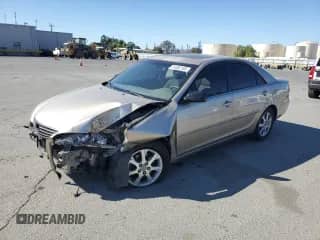 2005 Toyota Camry LE with VIN JTDBF32K750162836, listed as a Copart auction lot 81082105 with 131,582 mi miles and Salvage title. Bid and sale history available at DreamBid. Image 1.