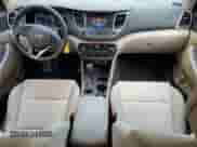 2017 Hyundai Tucson SE z VIN KM8J3CA41HU566635, wystawiony jako Copart lot #85597165 z przebiegiem 85 847 mil mil oraz Szkoda całkowita • Salvage title. Historia ofert i sprzedaży dostępna na DreamBid. Obrazek 8.