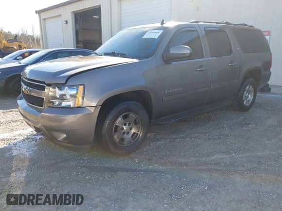 2011 Chevrolet Suburban LT z VIN 1GNSCJE09BR344091, wystawiony jako IAAI lot #41605909 z przebiegiem 312 559 mil mil oraz . Historia ofert i sprzedaży dostępna na DreamBid. Obrazek 17.