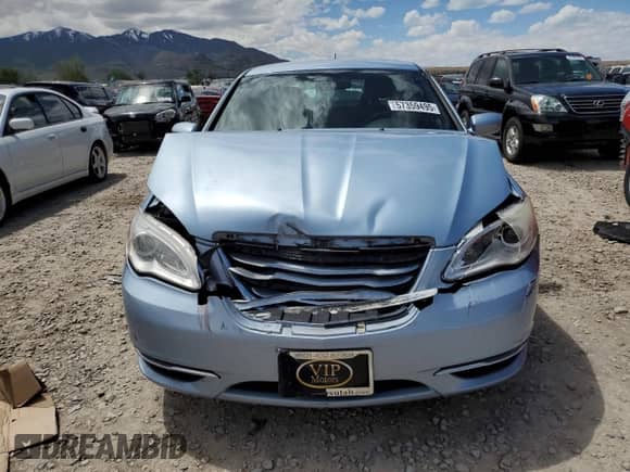 2014 Chrysler 200 Touring z VIN 1C3CCBBG5EN105576, wystawiony jako Copart lot #57359495 z przebiegiem 83 414 mil mil oraz Szkoda całkowita • Salvage title. Historia ofert i sprzedaży dostępna na DreamBid. Obrazek 5.