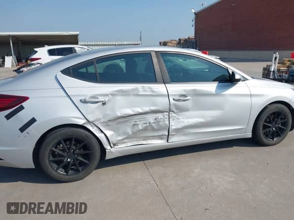 2019 Hyundai Elantra SEL z VIN KMHD84LF1KU866430, wystawiony jako IAAI lot #42922783 z przebiegiem 134 510 mil mil oraz . Historia ofert i sprzedaży dostępna na DreamBid. Obrazek 6.