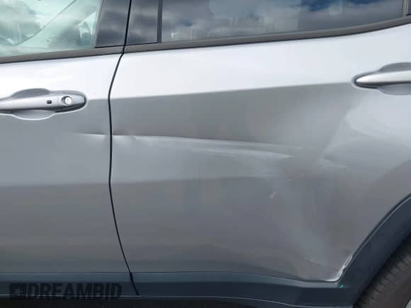 2018 Jeep Compass Trailhawk z VIN 3C4NJDDB7JT419375, wystawiony jako IAAI lot #43213951 z przebiegiem 60 692 mil mil oraz . Historia ofert i sprzedaży dostępna na DreamBid. Obrazek 17.