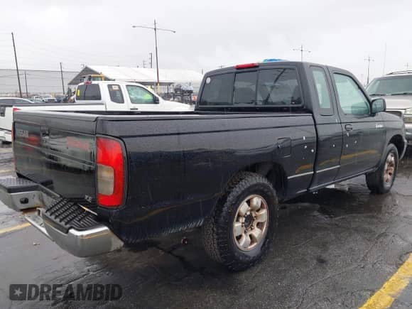 2000 Nissan Frontier XE z VIN 1N6DD26S6YC399417, wystawiony jako IAAI lot #43439889 z przebiegiem 374 230 mil mil oraz . Historia ofert i sprzedaży dostępna na DreamBid. Obrazek 4.