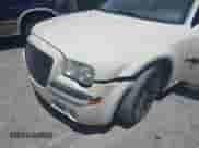 2007 Chrysler 300 C z VIN 2C3LA63H27H825434, wystawiony jako IAAI lot #42717368 z przebiegiem 179 106 mil mil oraz . Historia ofert i sprzedaży dostępna na DreamBid. Obrazek 6.