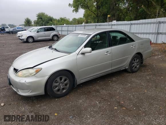 2005 Toyota Camry LE z VIN 4T1BF32K95U084032, wystawiony jako Copart lot #82052665 z przebiegiem 261 218 mil mil oraz Szkoda całkowita • Salvage title. Historia ofert i sprzedaży dostępna na DreamBid. Obrazek 1.