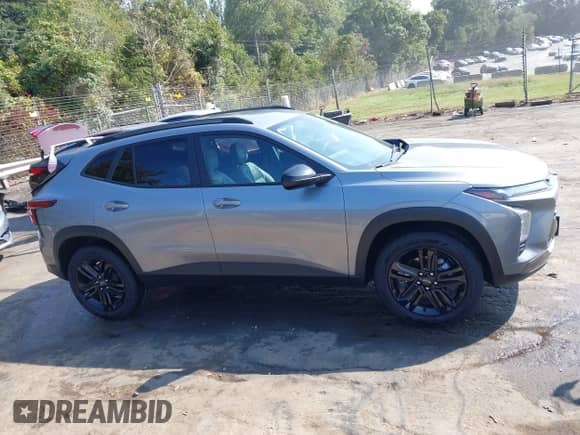 2024 Chevrolet Trax ACTIV z VIN KL77LKE21RC196972, wystawiony jako IAAI lot #43302661 z przebiegiem 17 280 mil mil oraz . Historia ofert i sprzedaży dostępna na DreamBid. Obrazek 13.