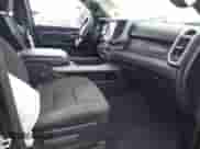 2022 Ram 1500 Big Horn z VIN 1C6RRFFG7NN325122, wystawiony jako IAAI lot #43311239 z przebiegiem 31 601 mil mil oraz . Historia ofert i sprzedaży dostępna na DreamBid. Obrazek 5.