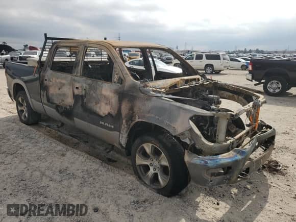 2020 Ram 1500 Laramie z VIN 1C6SRFRT2LN389723, wystawiony jako Copart lot #85728814 z przebiegiem Nie podano mil oraz Nie do naprawy • Non repairable. Historia ofert i sprzedaży dostępna na DreamBid. Obrazek 4.