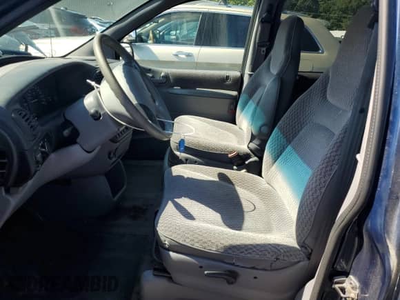 2000 Dodge Caravan SE z VIN 2B4GP45R0YR850038, wystawiony jako Copart lot #82138045 z przebiegiem 173 111 mil mil oraz Czysty tytuł • Clean title. Historia ofert i sprzedaży dostępna na DreamBid. Obrazek 7.