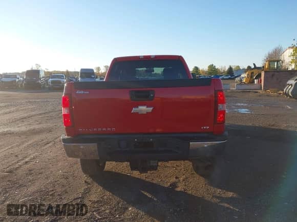 2011 Chevrolet Silverado 2500HD LTZ z VIN 1GC1KYCG6BF262384, wystawiony jako IAAI lot #43500521 z przebiegiem 83 037 mil mil oraz . Historia ofert i sprzedaży dostępna na DreamBid. Obrazek 17.