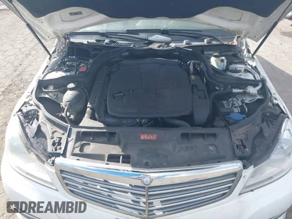 2013 Mercedes-Benz C 300 Sport z VIN WDDGF8AB2DR295945, wystawiony jako IAAI lot #43535423 z przebiegiem 193 909 mil mil oraz . Historia ofert i sprzedaży dostępna na DreamBid. Obrazek 10.