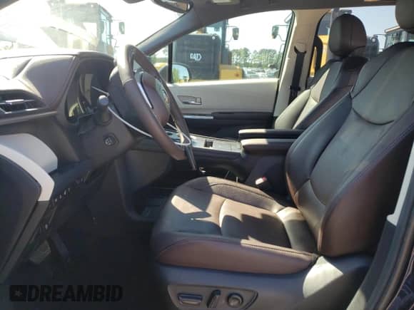 2024 Toyota Sienna Platinum с VIN 5TDERKEC0RS187244, выставлен на аукционе Copart как лот 52601025 с пробегом 11 881 миль миль и Списание • Salvage title. История ставок и продаж доступна на DreamBid. Изображение 7.