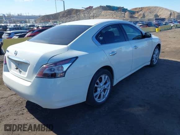 2013 Nissan Maxima SV z VIN 1N4AA5AP4DC818514, wystawiony jako IAAI lot #41647195 z przebiegiem 143 476 mil mil oraz . Historia ofert i sprzedaży dostępna na DreamBid. Obrazek 4.