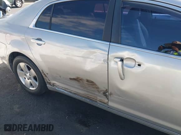 2008 Chevrolet Malibu Hybrid z VIN 1G1ZF575X8F230697, wystawiony jako IAAI lot #43288512 z przebiegiem 113 766 mil mil oraz . Historia ofert i sprzedaży dostępna na DreamBid. Obrazek 6.