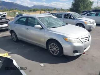 2011 Toyota Camry LE z VIN 4T1BF3EK8BU731351, wystawiony jako IAAI lot #43189952 z przebiegiem 208 898 mil mil oraz . Historia ofert i sprzedaży dostępna na DreamBid. Obrazek 1.