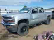 2018 Chevrolet Silverado 1500 LT z VIN 3GCUKREC0JG402410, wystawiony jako IAAI lot #43034711 z przebiegiem 73 836 mil mil oraz . Historia ofert i sprzedaży dostępna na DreamBid. Obrazek 18.