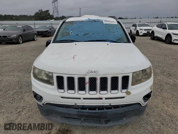2014 Jeep Compass Sport z VIN 1C4NJCBA2ED548222, wystawiony jako Copart lot #84583235 z przebiegiem Nie podano mil oraz Czysty tytuł • Clean title. Historia ofert i sprzedaży dostępna na DreamBid. Obrazek 5.