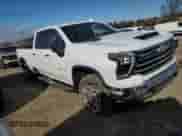 2025 Chevrolet Silverado 2500HD z VIN 1GC4KPE71SF109979, wystawiony jako Copart lot #83874004 z przebiegiem 4 571 mil mil oraz Szkoda całkowita • Salvage title. Historia ofert i sprzedaży dostępna na DreamBid. Obrazek 4.