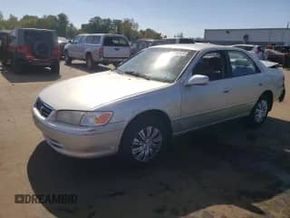 2001 Toyota Camry LE z VIN JT2BG22KX10598722, wystawiony jako Copart lot #84900455 z przebiegiem 153 570 mil mil oraz Szkoda całkowita • Salvage title. Historia ofert i sprzedaży dostępna na DreamBid. Obrazek 1.