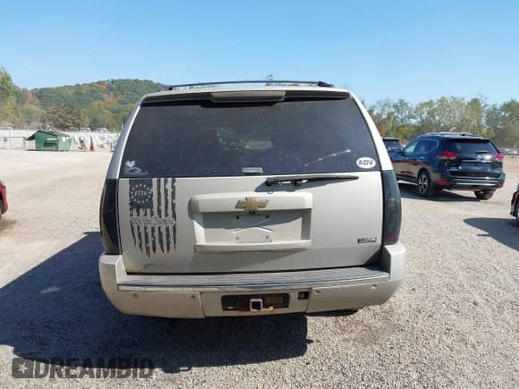 2009 Chevrolet Suburban LTZ z VIN 1GNFK363X9R189568, wystawiony jako IAAI lot #43251361 z przebiegiem 214 783 mil mil oraz . Historia ofert i sprzedaży dostępna na DreamBid. Obrazek 17.