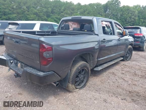 2017 Toyota Tundra SR5 z VIN 5TFEW5F1XHX224073, wystawiony jako IAAI lot #42301020 z przebiegiem 141 699 mil mil oraz . Historia ofert i sprzedaży dostępna na DreamBid. Obrazek 4.