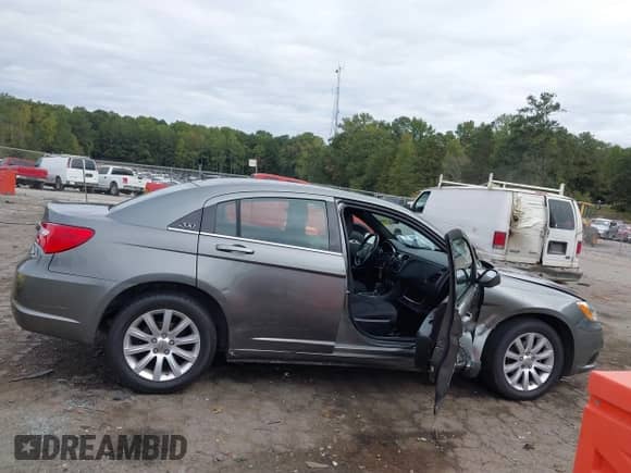 2013 Chrysler 200 Touring с VIN 1C3CCBBB5DN672972, выставлен на аукционе IAAI как лот 43392547 с пробегом 127 380 миль миль и . История ставок и продаж доступна на DreamBid. Изображение 13.