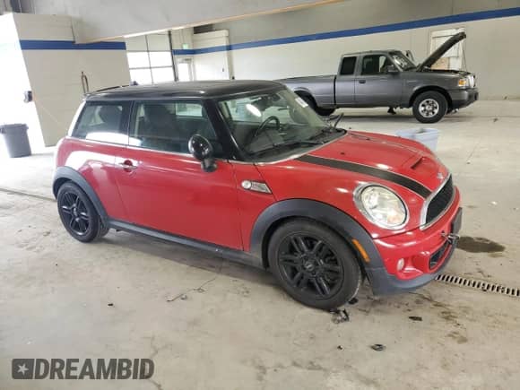 2013 MINI Hardtop S with VIN WMWSV3C5XDT392313, listed as a Copart auction lot 84942945 with 64,086 mi miles and Salvage title. Bid and sale history available at DreamBid. Image 4.