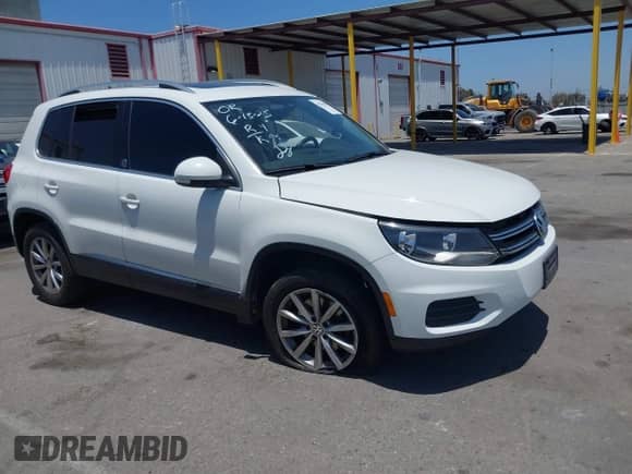 2017 Volkswagen Tiguan Wolfsburg Edition z VIN WVGRV7AX4HW502964, wystawiony jako IAAI lot #42538054 z przebiegiem 104 530 mil mil oraz . Historia ofert i sprzedaży dostępna na DreamBid. Obrazek 1.