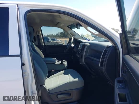 2018 Ram 1500 Express z VIN 3C6RR7KT2JG207894, wystawiony jako IAAI lot #41739136 z przebiegiem 105 280 mil mil oraz . Historia ofert i sprzedaży dostępna na DreamBid. Obrazek 5.