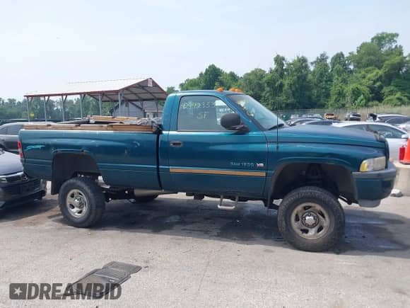 1998 Dodge 1500 z VIN 1B7HF16Y3WS755905, wystawiony jako IAAI lot #42492353 z przebiegiem 142 102 mil mil oraz . Historia ofert i sprzedaży dostępna na DreamBid. Obrazek 13.