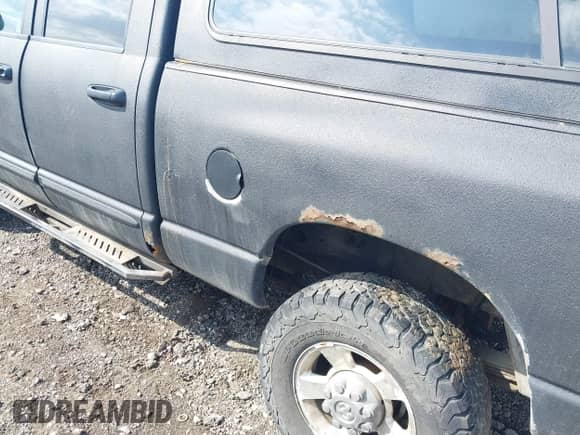 2005 Dodge 2500 SLT z VIN 3D7KS28C25G844501, wystawiony jako IAAI lot #42176860 z przebiegiem 238 386 mil mil oraz . Historia ofert i sprzedaży dostępna na DreamBid. Obrazek 6.