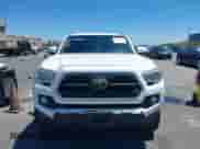 2018 Toyota Tacoma SR5 z VIN 5TFSZ5AN7JX125771, wystawiony jako IAAI lot #42783782 z przebiegiem 152 340 mil mil oraz . Historia ofert i sprzedaży dostępna na DreamBid. Obrazek 12.