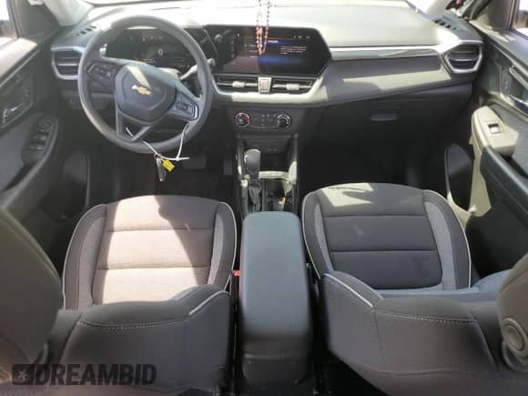 2025 Chevrolet TrailBlazer LS z VIN KL79MNSL3SB019632, wystawiony jako Copart lot #67097145 z przebiegiem 6 373 mil mil oraz Szkoda całkowita • Salvage title. Historia ofert i sprzedaży dostępna na DreamBid. Obrazek 8.