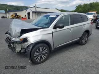 2020 Mitsubishi Outlander ES z VIN JA4AZ3A37LZ010331, wystawiony jako Copart lot #69614145 z przebiegiem 50 054 mil mil oraz Szkoda całkowita • Salvage title. Historia ofert i sprzedaży dostępna na DreamBid. Obrazek 1.
