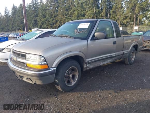 2003 Chevrolet S-10 LS с VIN 1GCCS19X638244318, выставлен на аукционе IAAI как лот 43471226 с пробегом 101 370 миль миль и . История ставок и продаж доступна на DreamBid. Изображение 2.