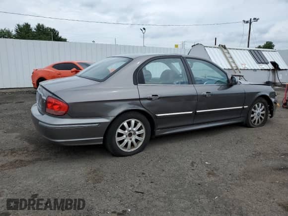 2003 Hyundai Sonata GLS z VIN KMHWF35H43A871938, wystawiony jako Copart lot #63203385 z przebiegiem 85 449 mil mil oraz Szkoda całkowita • Salvage title. Historia ofert i sprzedaży dostępna na DreamBid. Obrazek 3.