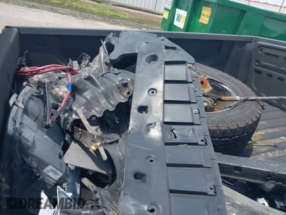 2016 Chevrolet Silverado 2500HD LT z VIN 1GC1CVEG3GF287128, wystawiony jako IAAI lot #42543511 z przebiegiem Nie podano mil oraz . Historia ofert i sprzedaży dostępna na DreamBid. Obrazek 11.