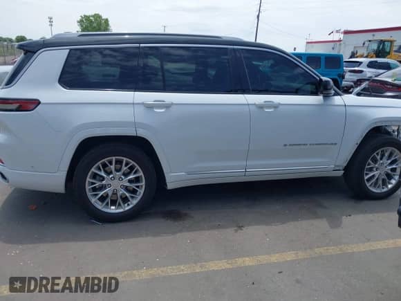 2021 Jeep Grand Cherokee Summit Reserve z VIN 1C4RJKET4M8197071, wystawiony jako IAAI lot #42430824 z przebiegiem 36 927 mil mil oraz . Historia ofert i sprzedaży dostępna na DreamBid. Obrazek 14.