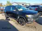 2018 Jeep Compass Trailhawk z VIN 3C4NJDDB4JT231283, wystawiony jako IAAI lot #43371219 z przebiegiem 134 712 mil mil oraz . Historia ofert i sprzedaży dostępna na DreamBid. Obrazek 1.