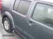 2005 Nissan Pathfinder SE z VIN 5N1AR18U95C726349, wystawiony jako IAAI lot #41842285 z przebiegiem 251 500 mil mil oraz . Historia ofert i sprzedaży dostępna na DreamBid. Obrazek 6.