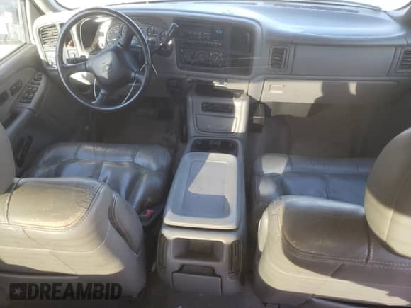 2002 Chevrolet Silverado 3500 z VIN 1GCJC33182F113423, wystawiony jako Copart lot #48972365 z przebiegiem 234 493 mil mil oraz Czysty tytuł • Clean title. Historia ofert i sprzedaży dostępna na DreamBid. Obrazek 8.